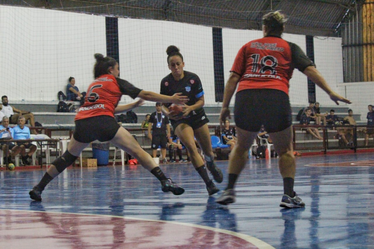 Meninas do vôlei de Rio Preto entram em quadra neste domingo pelo